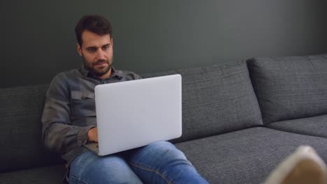 ejecutivo masculino trabajando en una computadora portátil en una oficina moderna 4k
