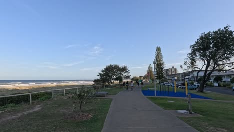 personas disfrutando de un paseo tranquilo en un parque costero