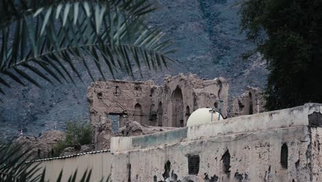 Antiguas-Ruinas-Con-Un-Telón-De-Fondo-De-Majestuosas-Montañas