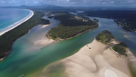 drone aéreo disparado al mar, la laguna y la playa en nambucca, nueva gales del sur, australia