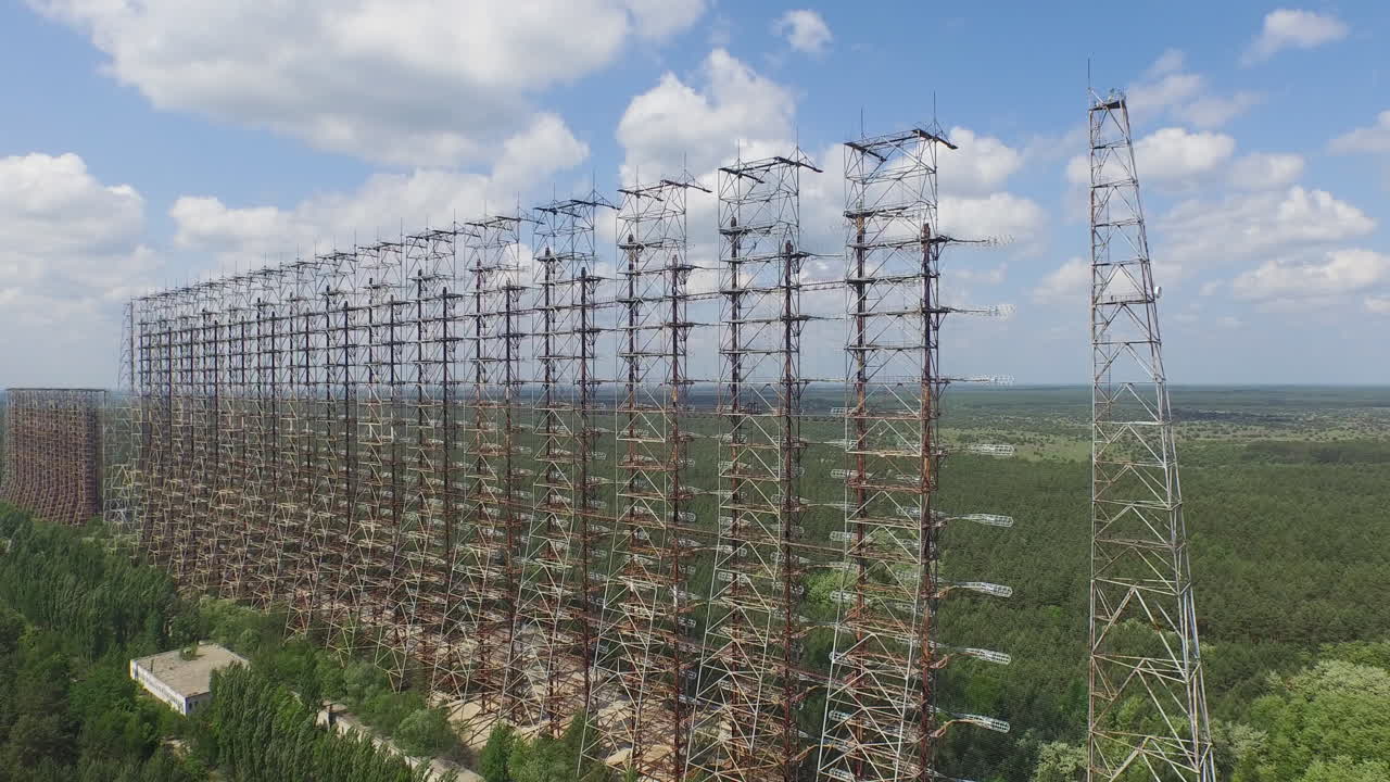 Luftaufnahme der Duga-Radaranlage bei Tschernobyl, ein Relikt aus der Zeit des Kalten Krieges; statische Aufnahme aus hoher Perspektive