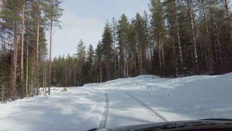 Hyperlapse-Video-Einer-Verschneiten-Und-Kurvenreichen-Waldstraße-An-Einem-Sonnigen-Wintertag