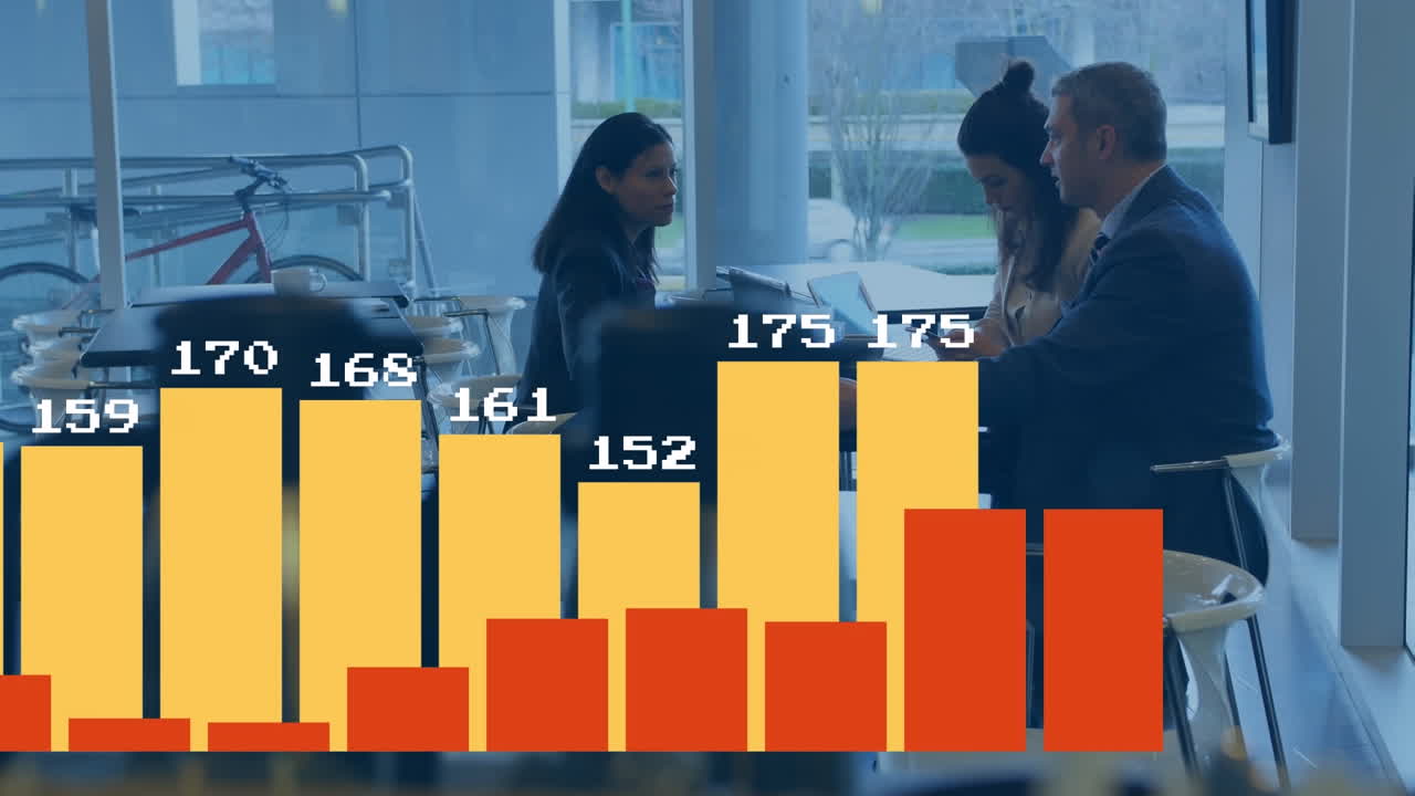 Animazione di grafici con numeri che cambiano su diversi colleghi che pianificano strategie in ufficio