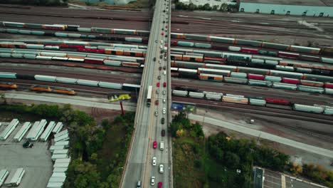 siguiendo el reefer de semitractor negro a través del puente bajo una red ferroviaria compleja