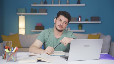 es un estudiante divertido soñando despierto.