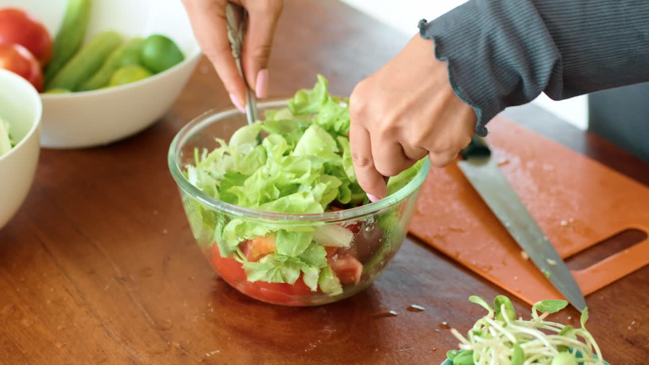 preparando una ensalada saludable