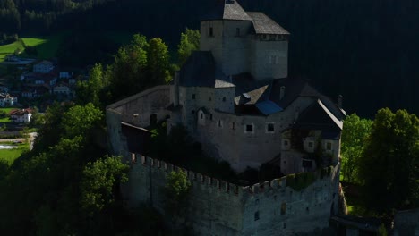 castillo medieval bien conservado reifenstein en campo di trens, bolzano, italia