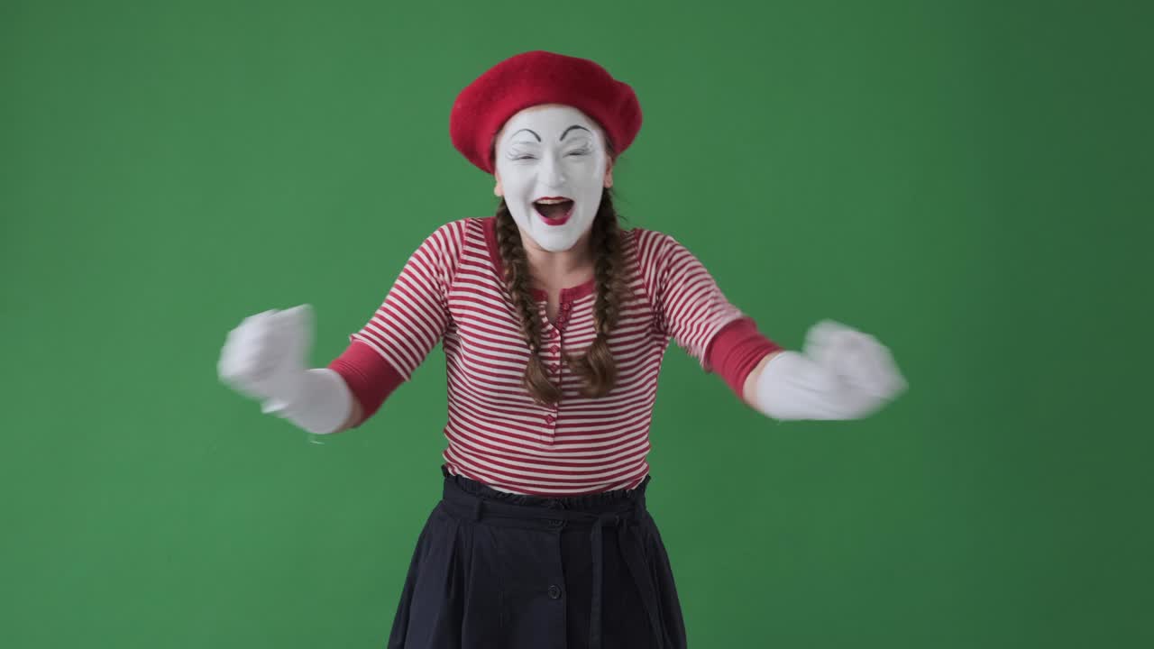 흥분 한 미미 아티스트 가 성공 을 축하 하고 있다