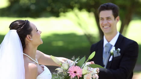 Felices-Recién-Casados-De-Pie-En-El-Parque-Tomados-De-La-Mano