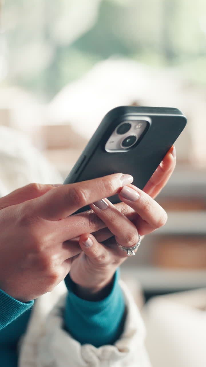 Nærbilde av hender som scroller og bruker en smarttelefon