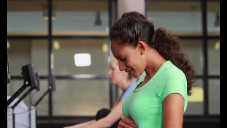 mujer embarazada haciendo ejercicio en el gimnasio