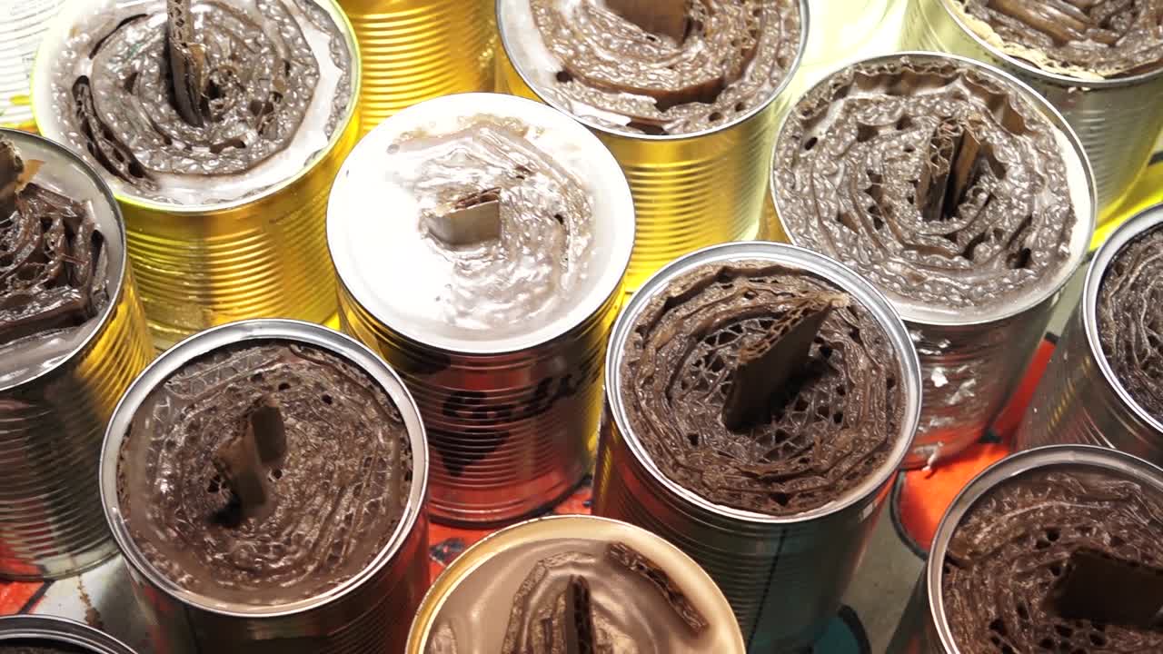 참호 양초는 자원 봉사 도우미가 만듭니다.