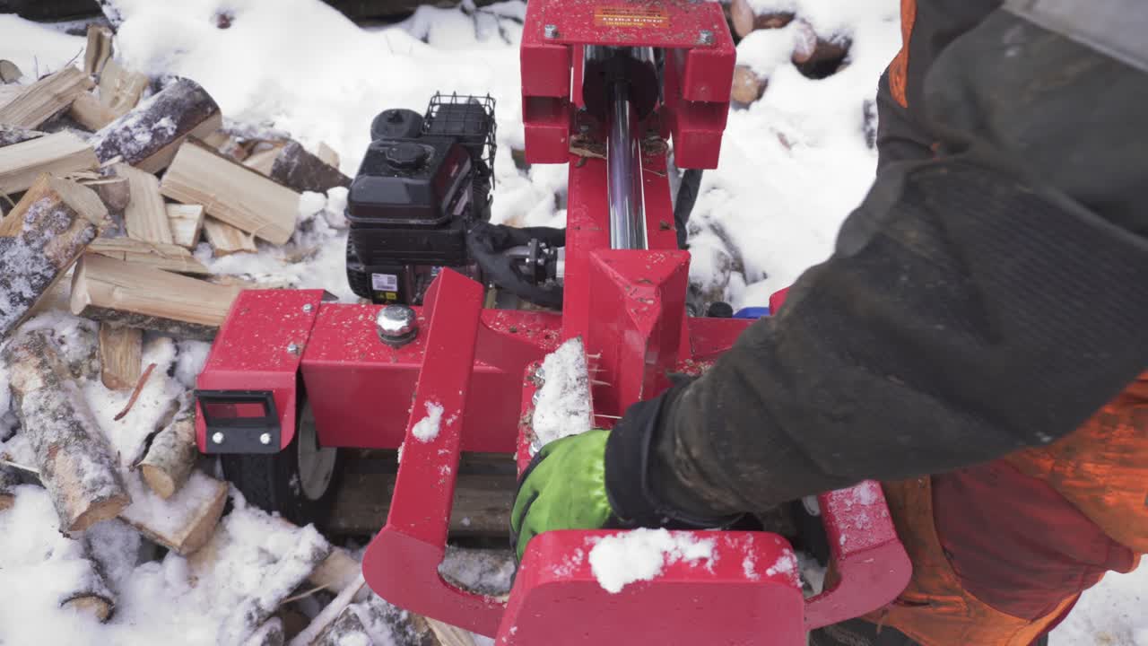 겨울철에 장작을 쪼개는데 사용되는 통나무 쪼개기