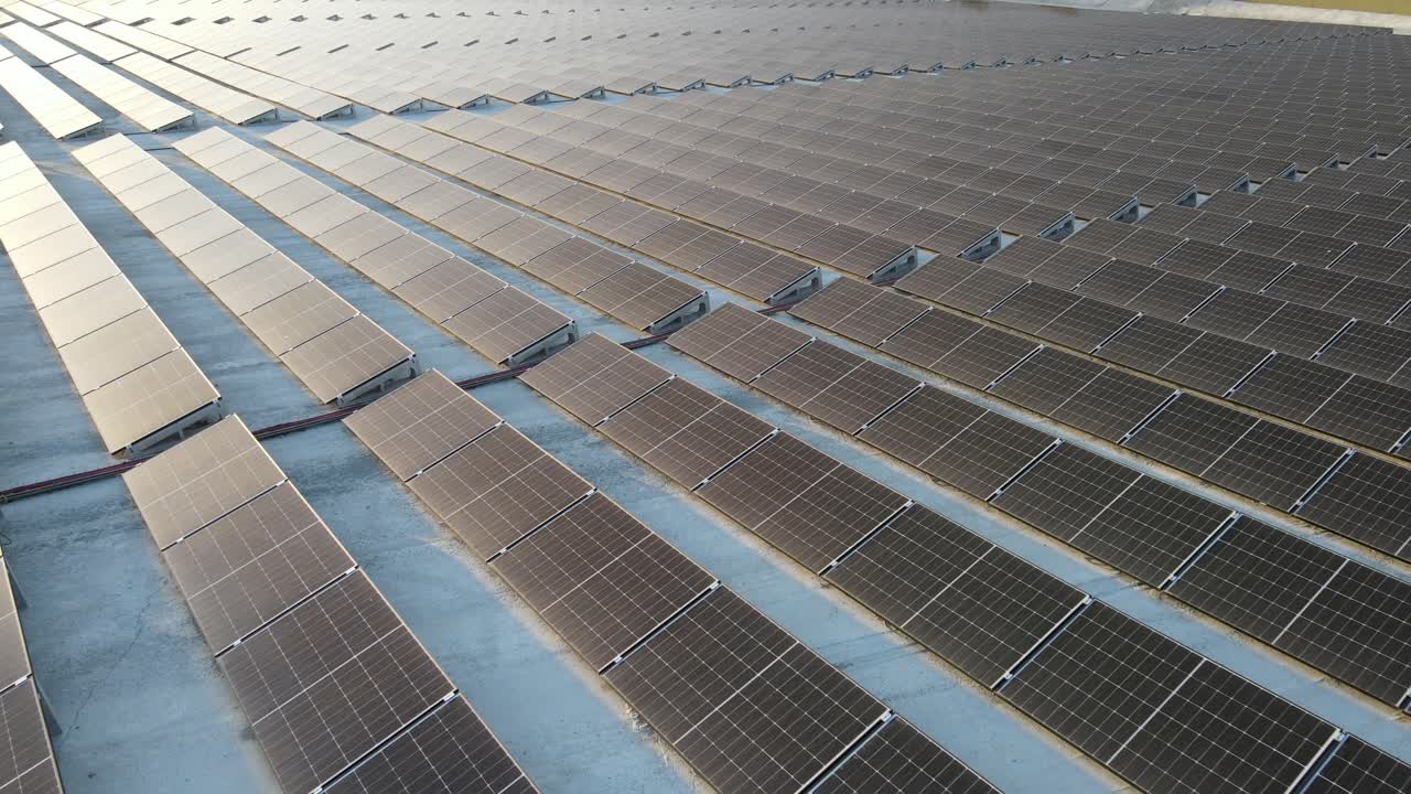 Vista Aerea di Pannelli Solari in un Parco Solare Utilizzati per la Produzione di Energia Pulita
