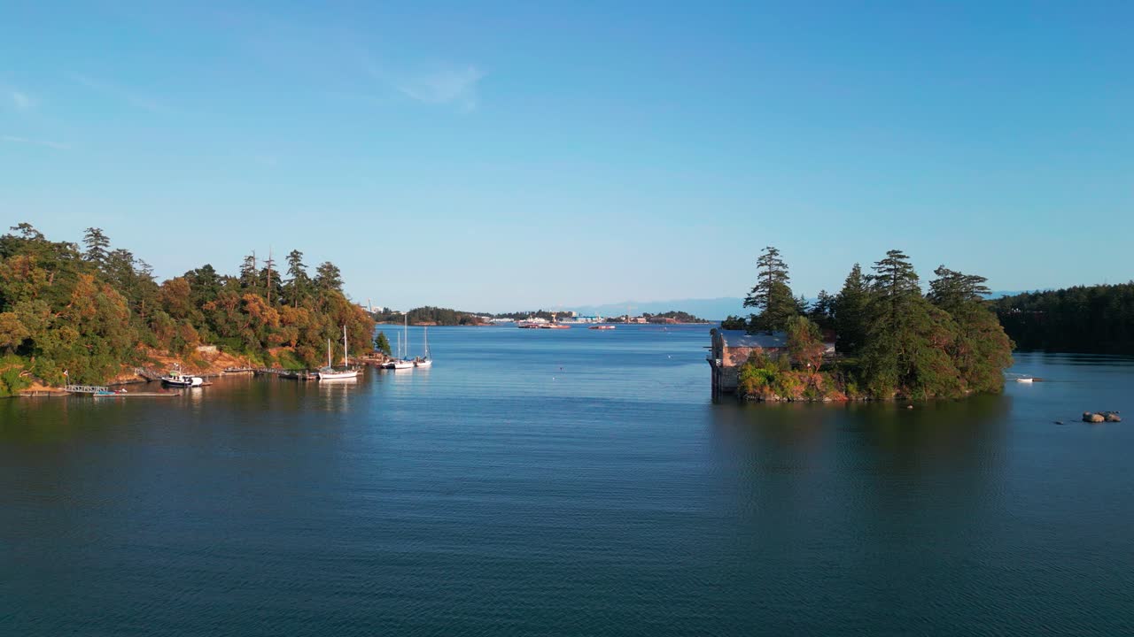 캐나다 빅토리아주 뷰 로의 아름다운 바다를 내려다보는 드론 촬영