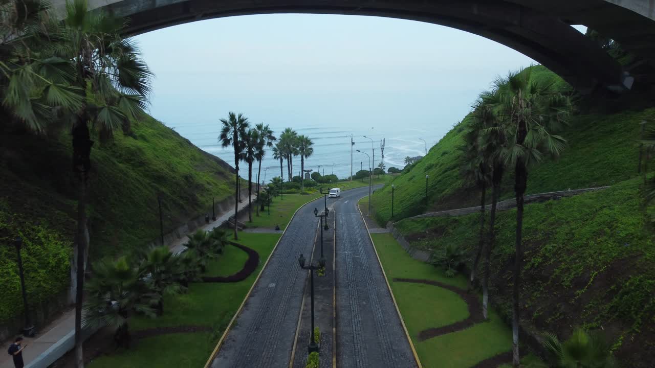 calle cuesta abajo llamada 'bajada balta" que conduce a la autopista costera junto al océano pacífico