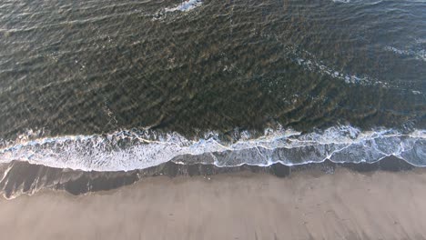 Aéreo,-En-Ascenso,-Un-Dron-Disparó-Sobre-Pequeñas-Olas-Golpeando-Una-Playa,-En-El-Mar-Del-Norte,-En-La-Isla-Langeoog,-En-El-Norte-De-Alemania