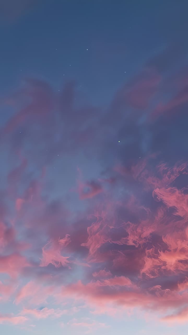 Video verticale: cielo occidentale che cambia reagendo al tramonto, mostrando nuvole rosa, stelle, punto luminoso