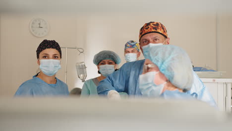 equipo médico en la sala de operaciones