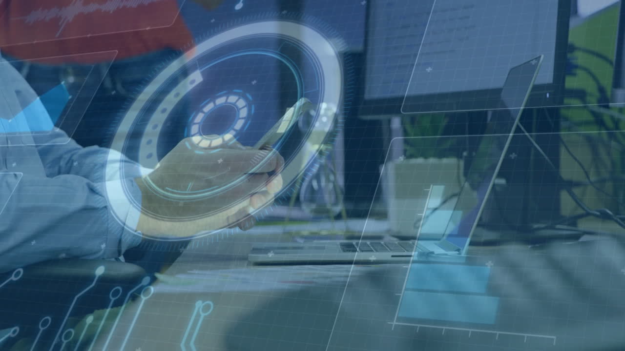 animación del procesamiento de datos financieros sobre empresario caucásico usando teléfono inteligente en la oficina.