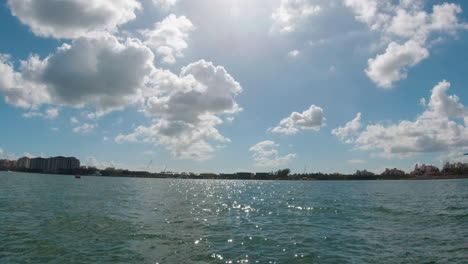 desde la perspectiva de un barco de la costa de la bahía en florida