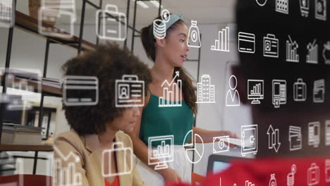animación de íconos de los negocios sobre diversas colegas femeninas hablando en la oficina