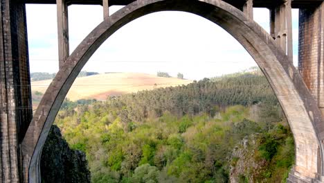 drone aéreo volando de regreso a través del viaducto de gundián que cruza el río ulla en galicia