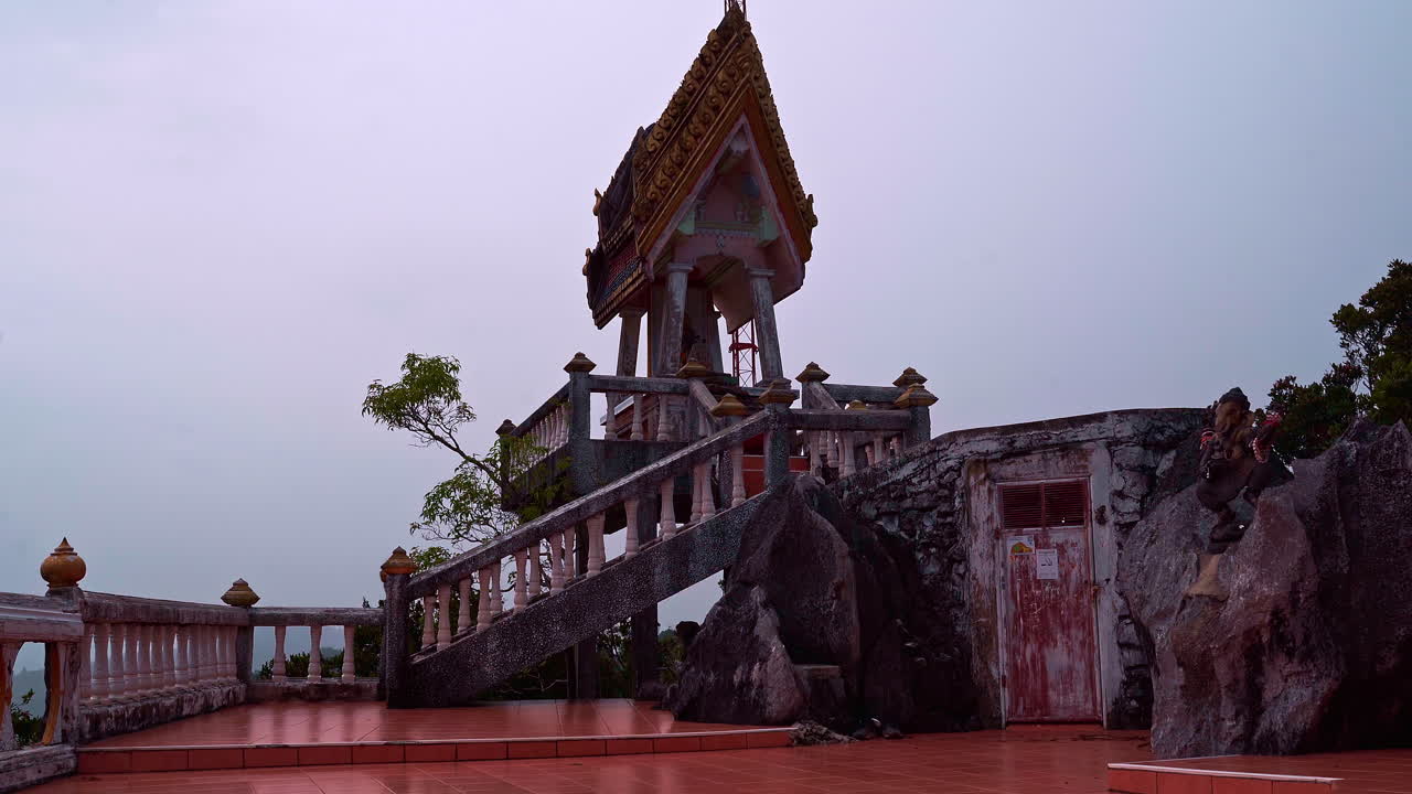 santuario ornamentado con escalera en la terraza del templo budista de la cueva del tigre