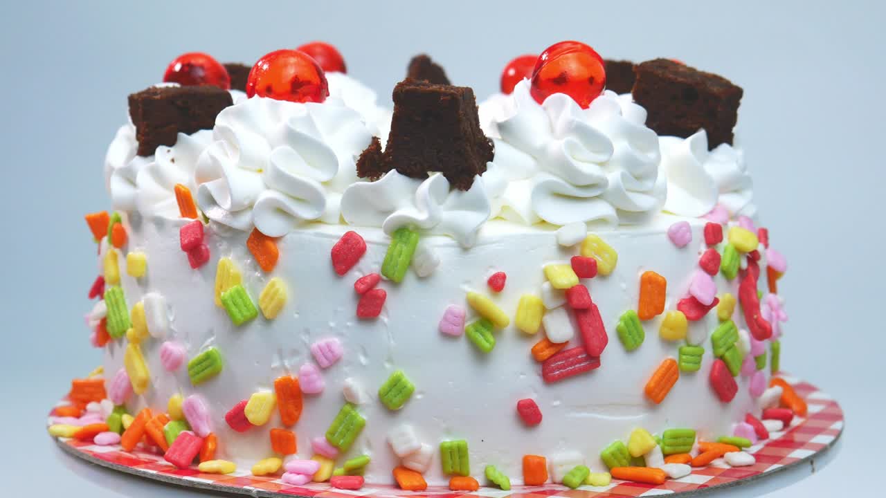 da la vuelta y decora el pastel con brownies y jalea.