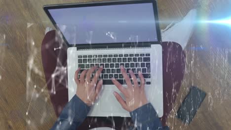 animación de la red de conexiones contra la vista aérea de una persona que utiliza una computadora portátil