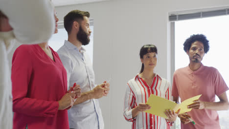 Verschiedene-Männliche-Und-Weibliche-Geschäftskollegen-Diskutieren-Bei-Einem-Treffen-Im-Büro