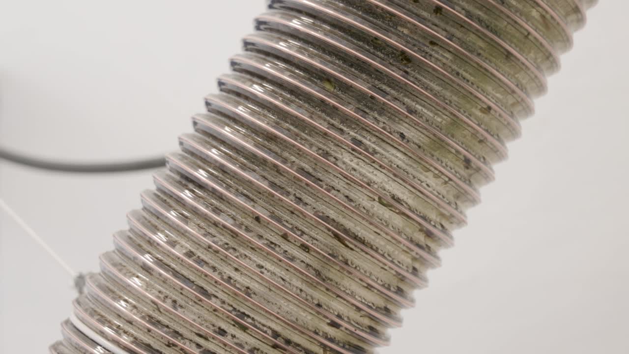 이탈리아의 abruzzo 지역에 위치한 작은 가족 운영 유기농 스트라 버진 올리브 오일 생산 시설을 통해 올리브를 운반하는 튜브의 근접 촬영