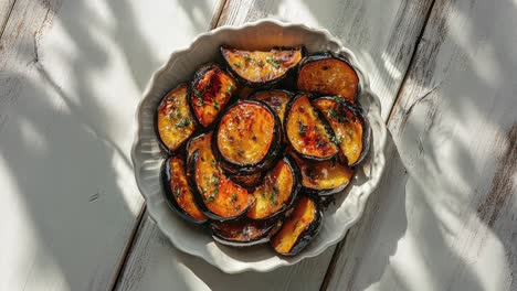 Calabaza-Bellota-Al-Horno-Con-Glaseado-De-Arce-Sobre-Una-Mesa-De-Madera-Rústica