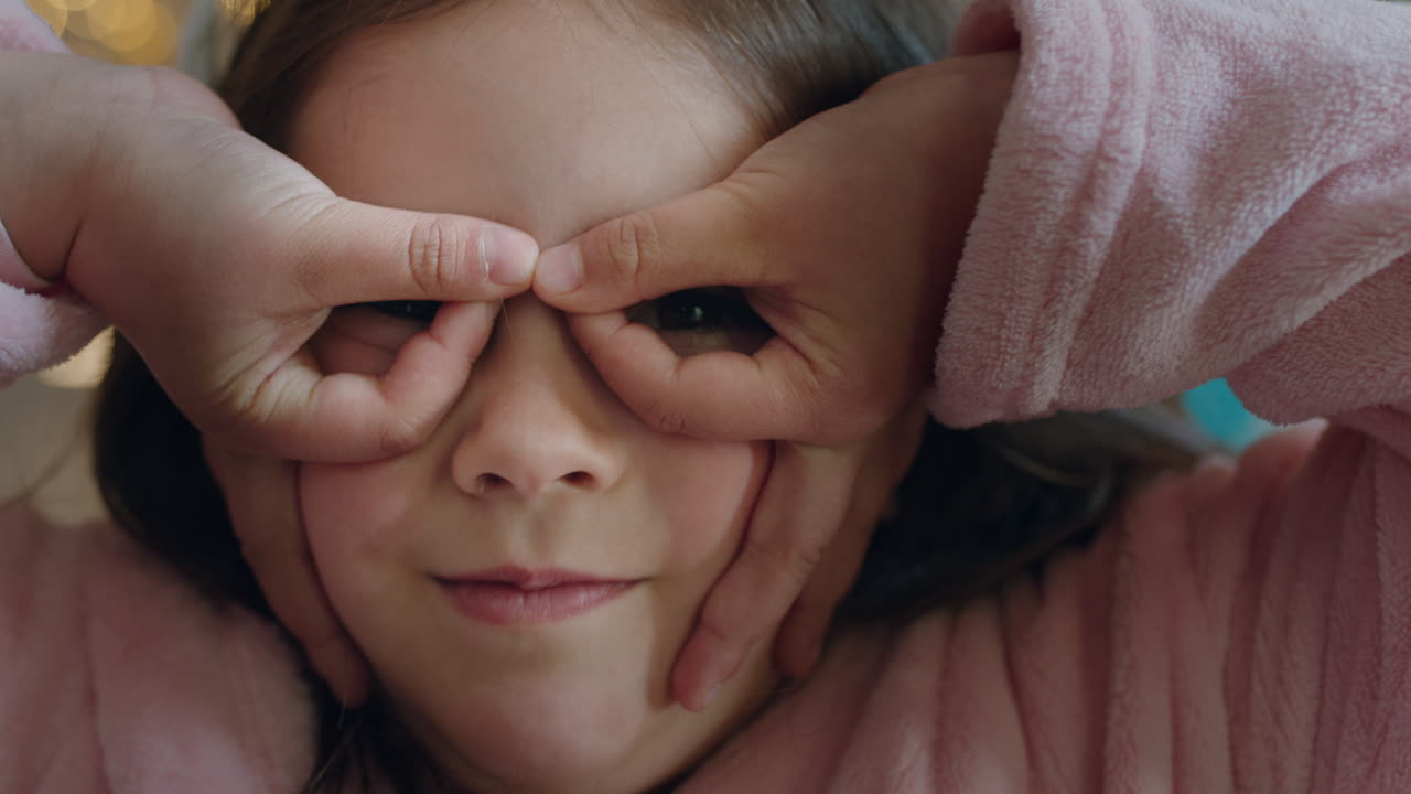 retrato de una niña haciendo caras sonrientes un niño feliz disfrutando de la infancia divirtiéndose en casa