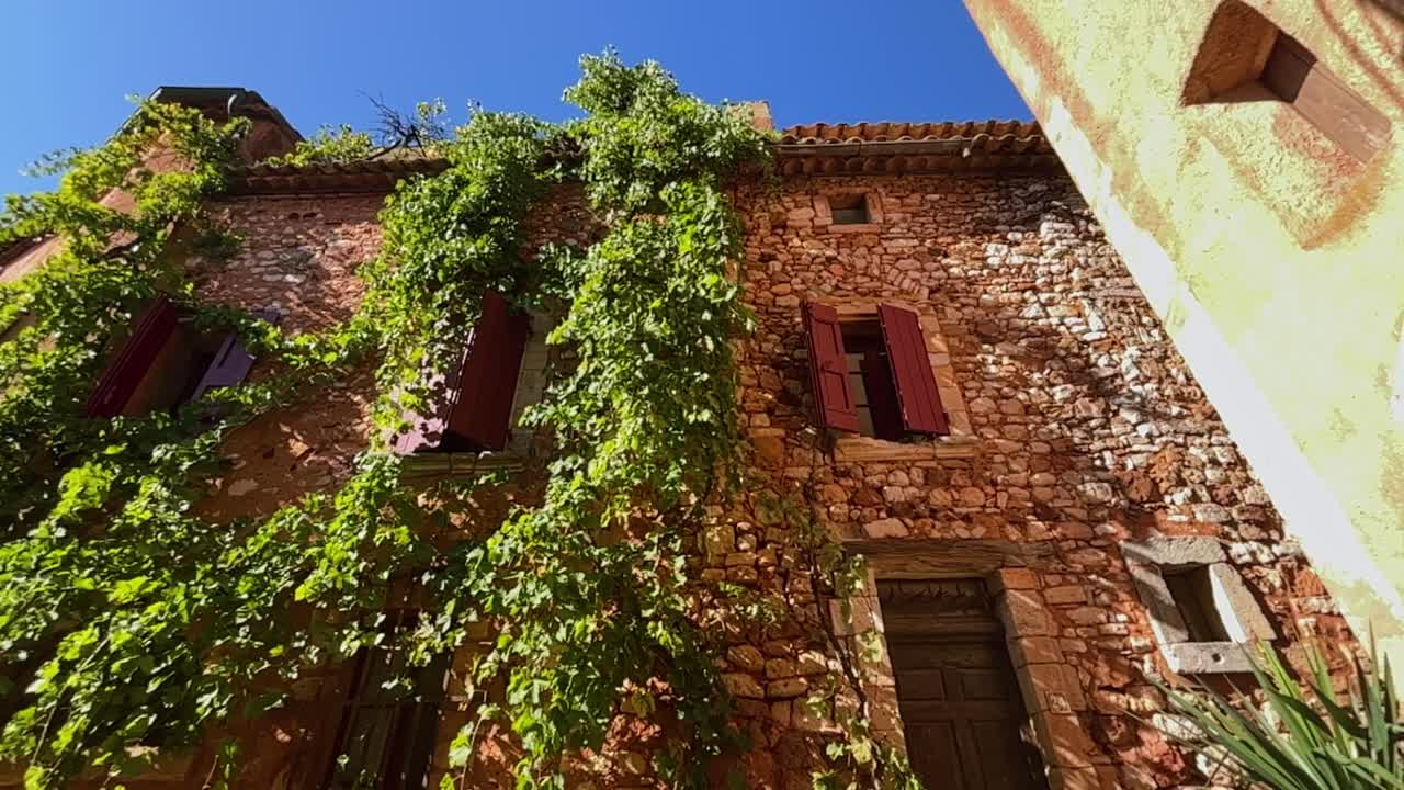 Bella casa in Francia in pietra con molte piante e edera