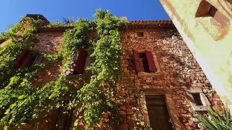 Schönes-Haus-In-Frankreich-Aus-Stein-Mit-Vielen-Pflanzen-Und-Efeu