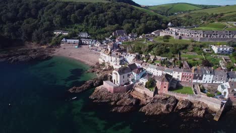 hermosa vista aérea panorámica sobre el pueblo de kingsands en cornualles, verano, reino unido