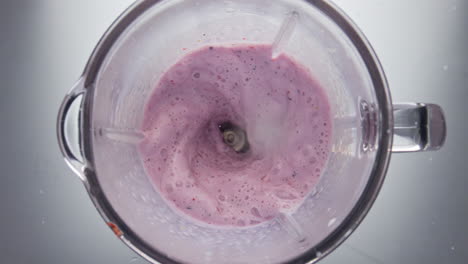 Draufsicht,-Beeren-Smoothie-In-Super-Zeitlupe,-Nahaufnahme,-Getränk-Mixen.