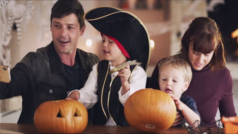 Es-Ist-Unser-Erstes-Jahr,-In-Dem-Wir-Uns-Für-Halloween-Verkleiden