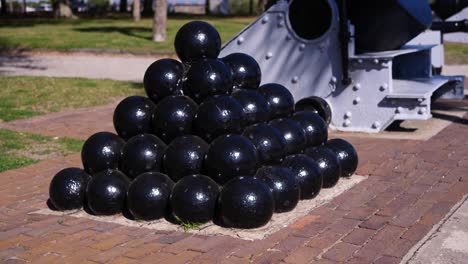 Una-Pila-De-Balas-De-Cañón-En-La-Batería-En-Charleston,-Sc