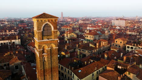 vista aérea de la ciudad de venecia en italia durante el amanecer - disparo de drones