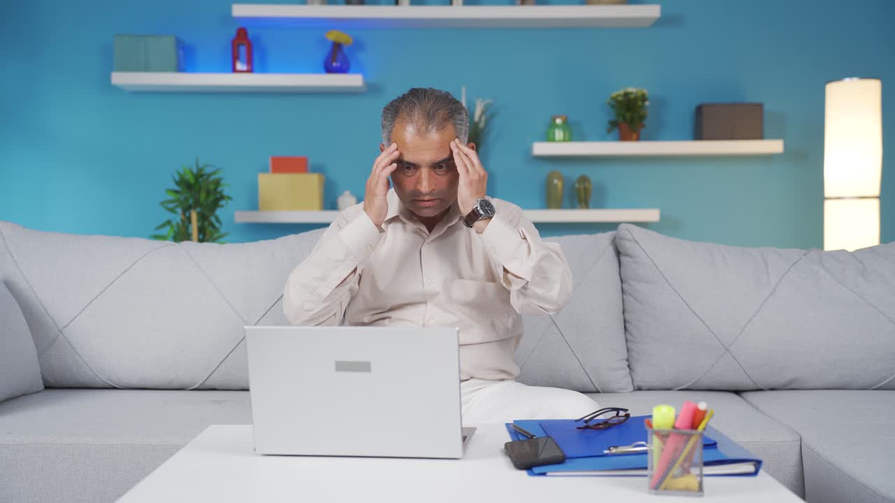 Il telelavoratore si tira su di morale con quello che legge e vede