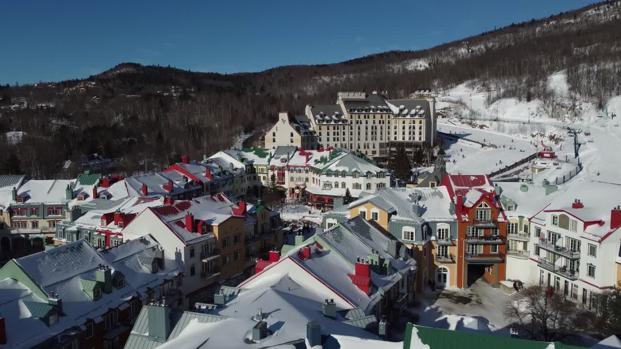 mont-tremblant, ciudad de esquí en la provincia canadiense de quebec, situada dentro de las montañas laurentianas, imágenes aéreas