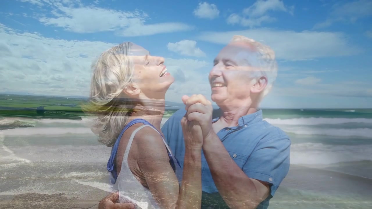 Casal sênior de mãos dadas, tocando e balançando com sobreposição de oceano, mostrando amor pelo marketing.