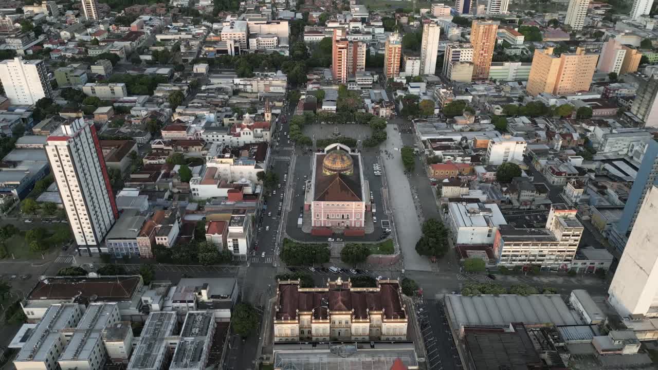 cidade de manaus, no estado de amazonas, no brasil, com altos edifícios urbanos abaixo
