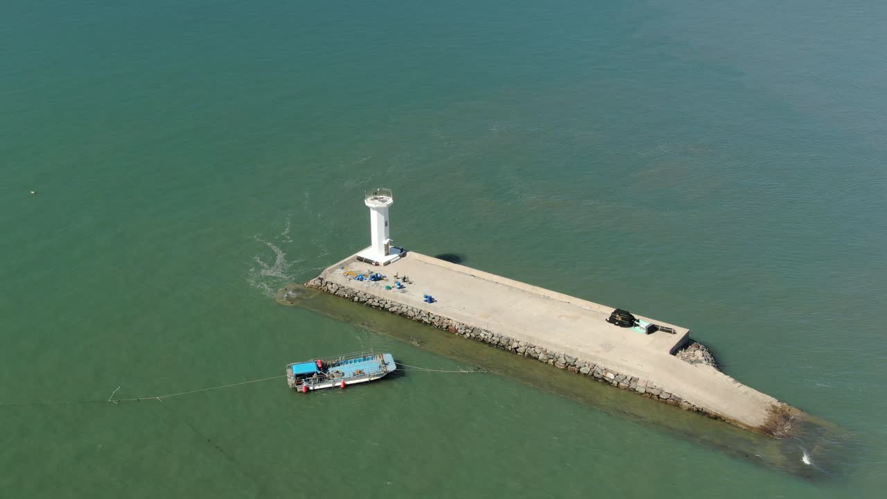 바다 한가운데 하얀 등대