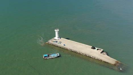 un faro blanco en medio del mar