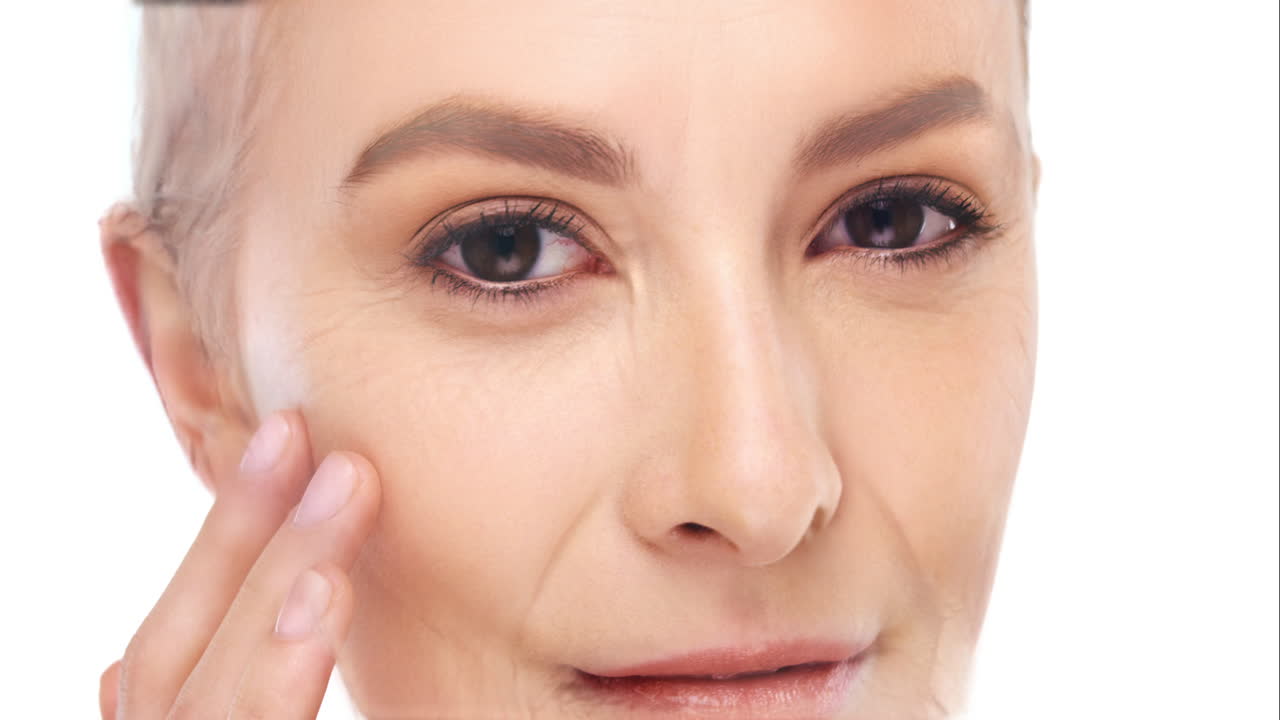 얼굴에 주름이 있는 여자