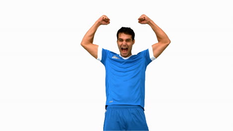jugador de fútbol feliz levantando los brazos en la pantalla blanca