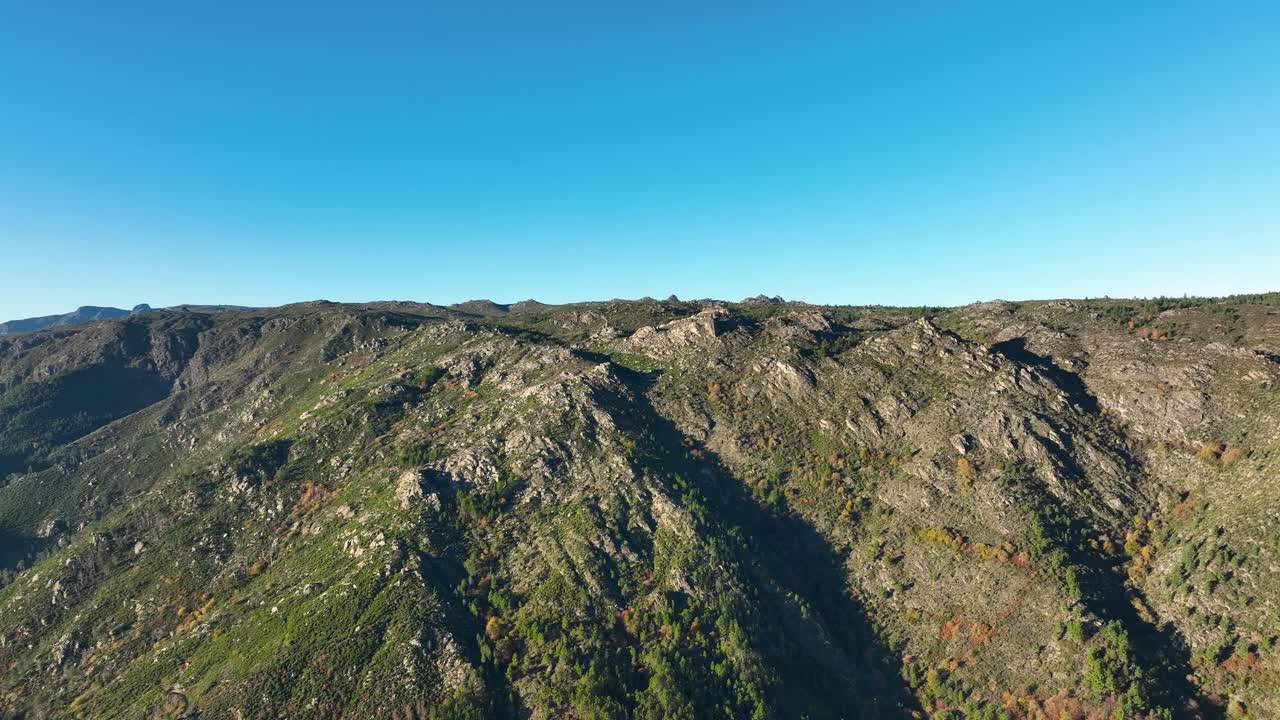 paisaje montañoso escarpado al amanecer cerca de manteigas, serra da estrela